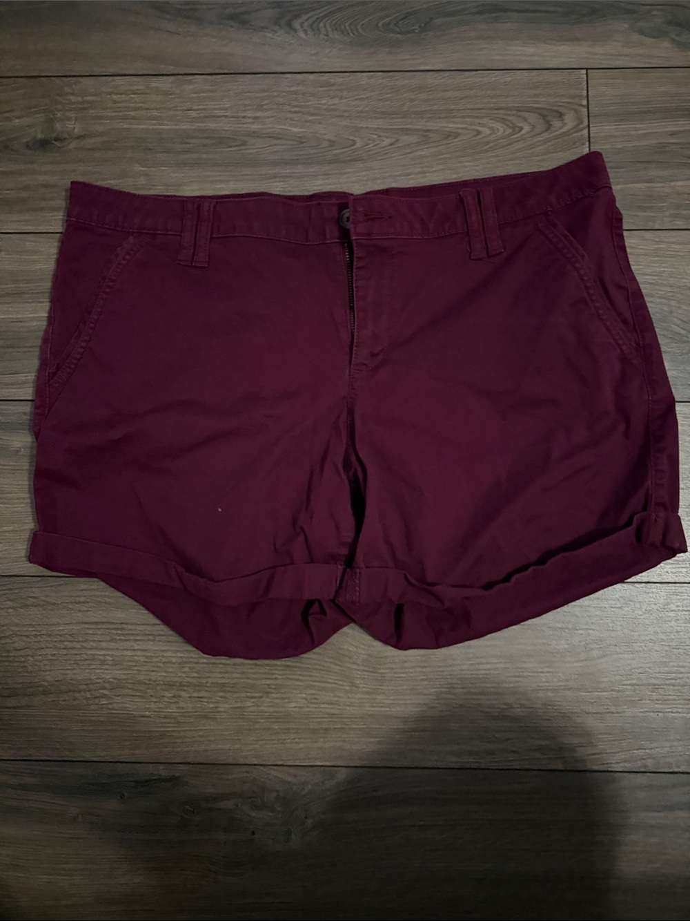 Women's Casual Turn-Up Shorts in Burgundy